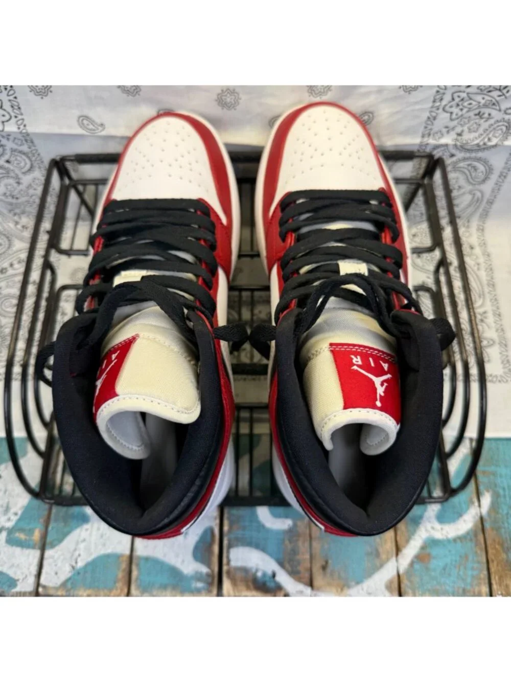 Nike Air Jordan 1 Mid Chicago White Gym Red Black 554724-173 Men’s Size 8 EUC